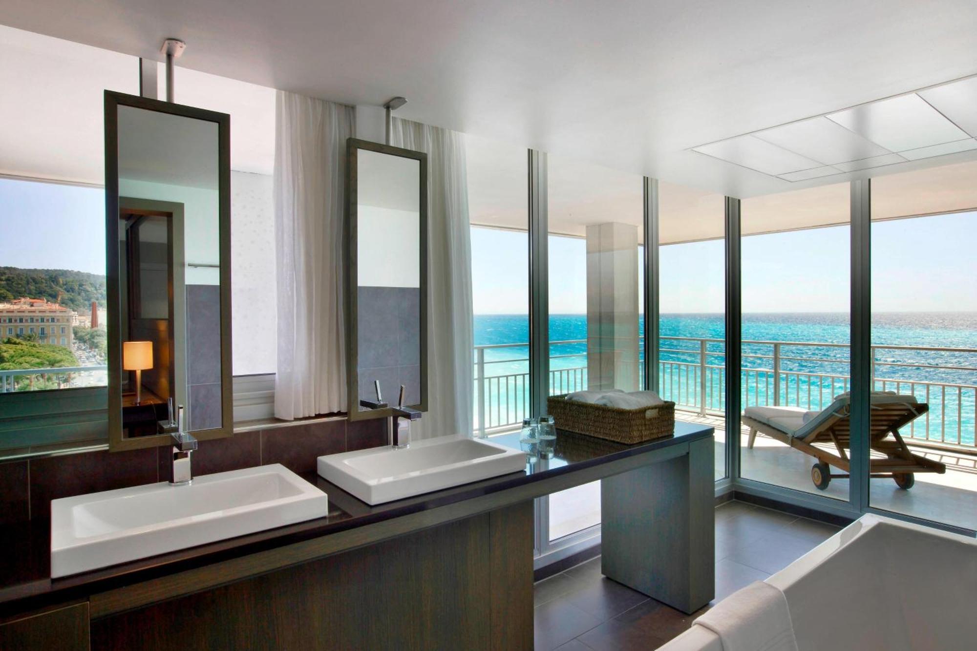 Junior Suite mit Kingsize-Bett und Panoramablick auf das Meer