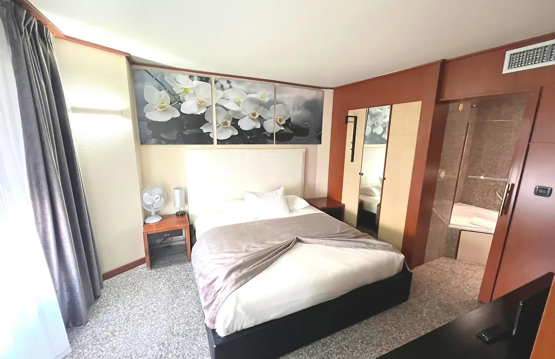 Goldstar Resort & Suites-1