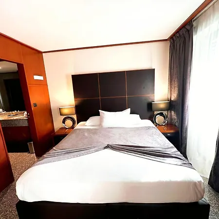 Goldstar Resort & Suites-2